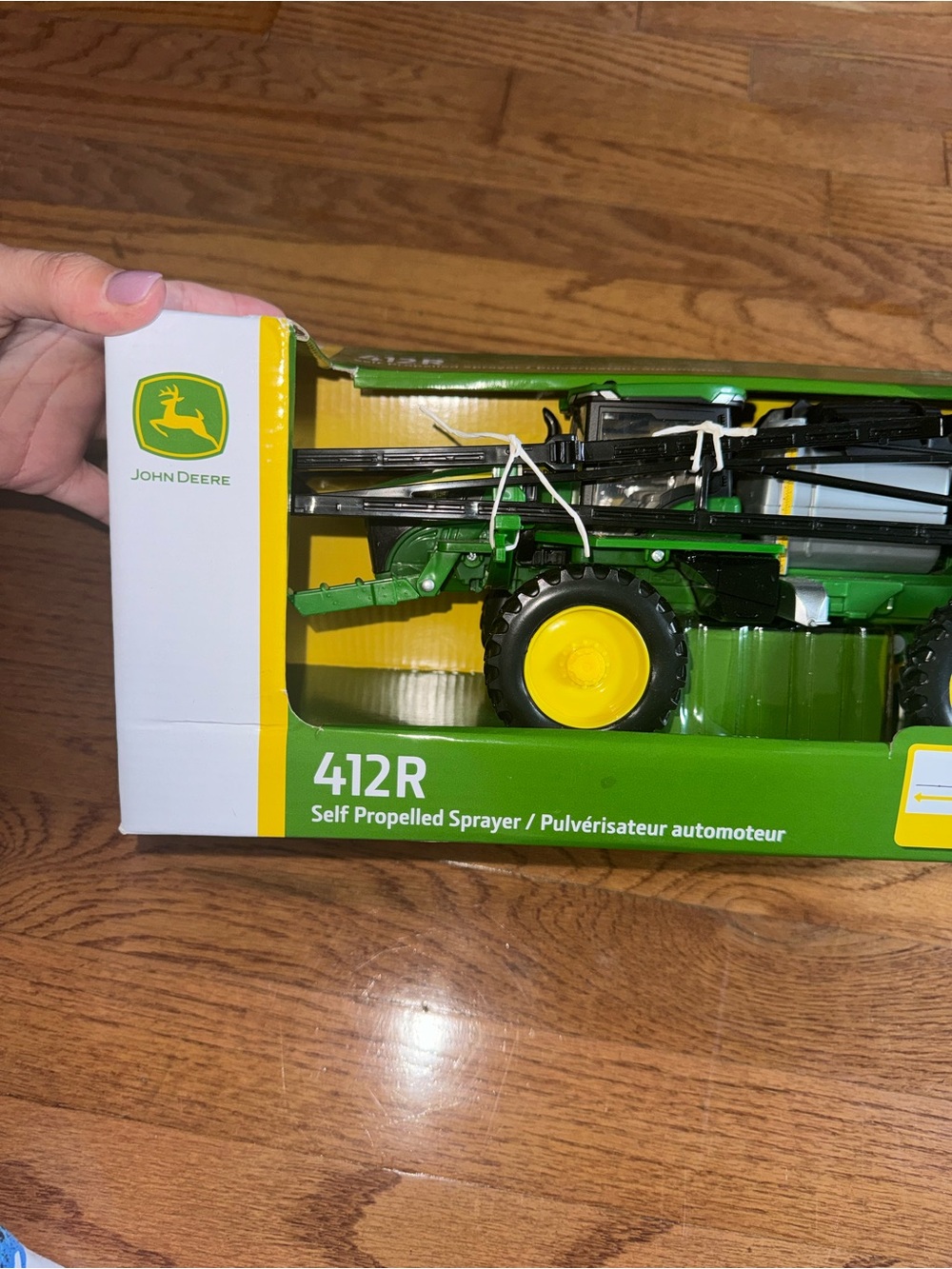 ohn Deere 1/32 Scale 412R Sprayer
Brand New - Picture 4 of 7